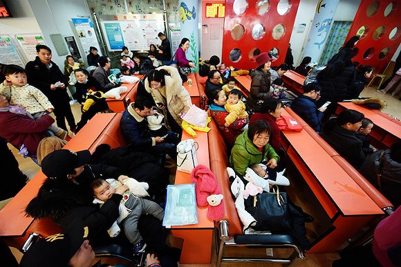 　2018年1月9日，家长和小朋友在杭州一基层卫生服务中心等待接种疫苗。图片来源：视觉中国