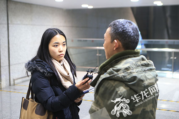 田茂西（右）接受华龙网记者采访。记者 李文科 摄