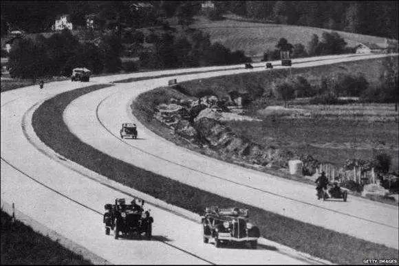▲二战德国高速公路资料图