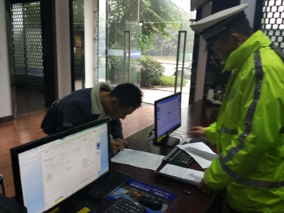 璧山交巡警支队及时吊销吸毒人员驾驶证 消除