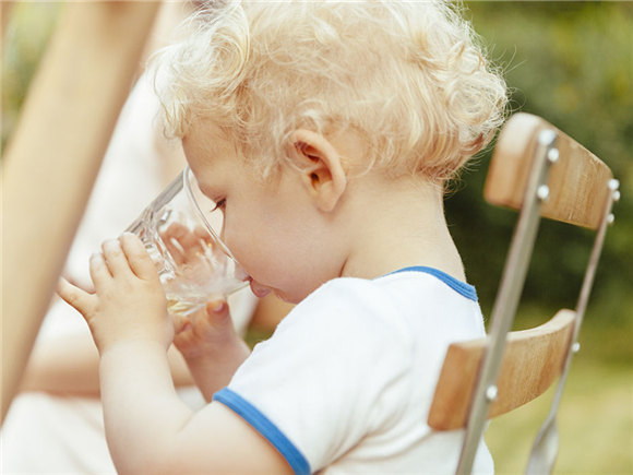 宝宝两岁前 该用什么杯子喝水