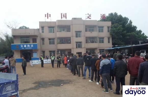 村民家门口排队考驾照 英德交警送考下乡|英