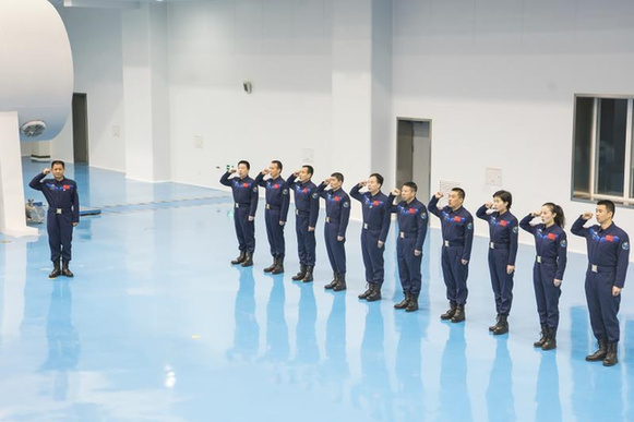 中国人民解放军航天员大队航天员重温入队誓词|中国人民解放军|航天员|中央军委_新浪新闻