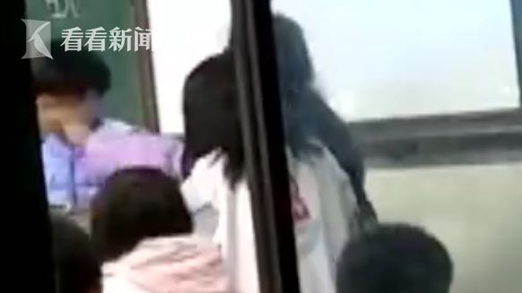 视频|老师辅导功课时数次殴打学生 被学校记大