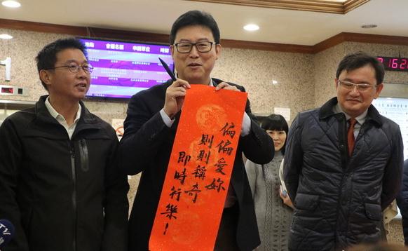 1517462622264671.jpg 姚文智挥毫以春联隔空回复。(图片来源:台媒)