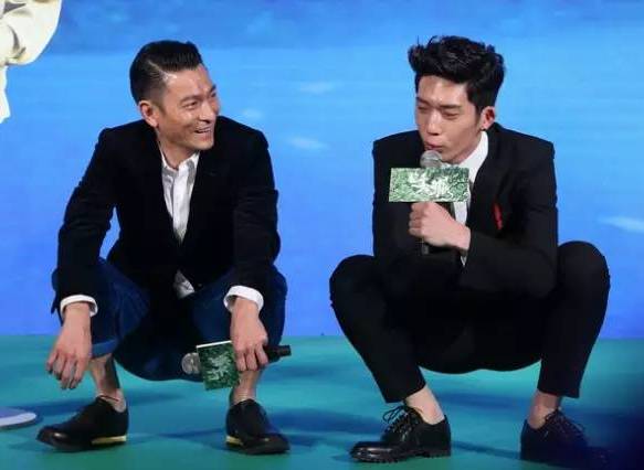 就是双脚后脚跟完全着地的蹲姿,脚跟翘起的姿势不算。