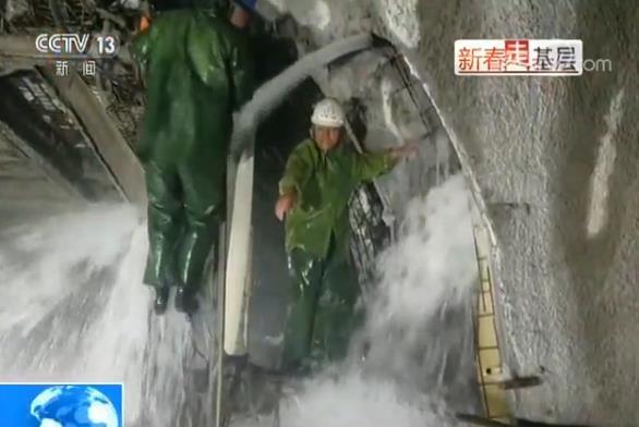 【新春走基层】独家探访云南大瑞铁路大柱山隧