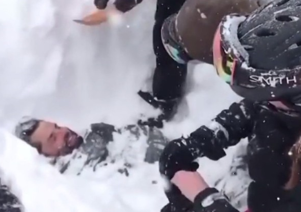 被雪活埋的游客幸得其他游客伸出援手,得以保住性命。(互联网图片)