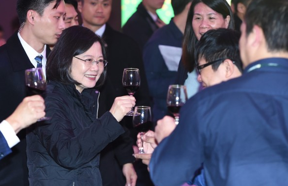 1517443691518941.png 蔡英文参加民进党年终尾牙(台媒)