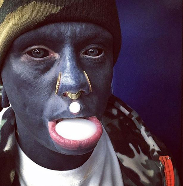 英纹身师纹身覆盖全身 眼球与口腔也不放过