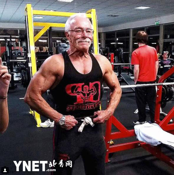 德国74岁大爷身材堪比巨石强森 骑哈雷摩托出街撩妹