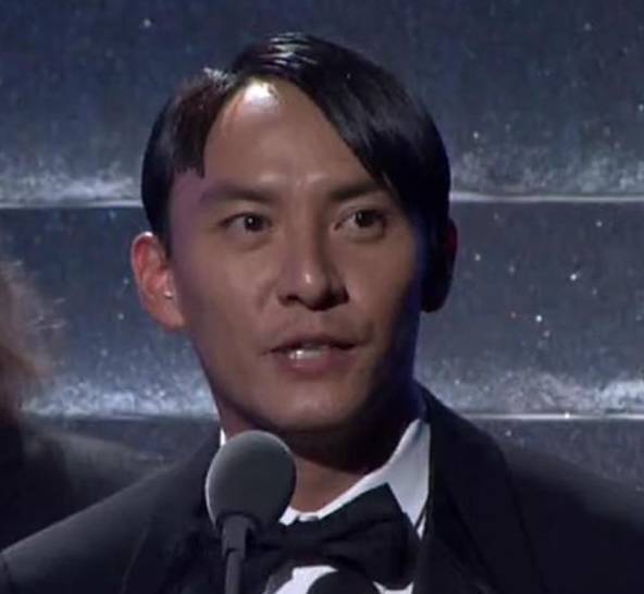 迷倒香港万千少女的他,如今70岁走路带风头发