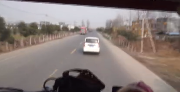 恶意阻挡出警消防车 全程车主在打电话