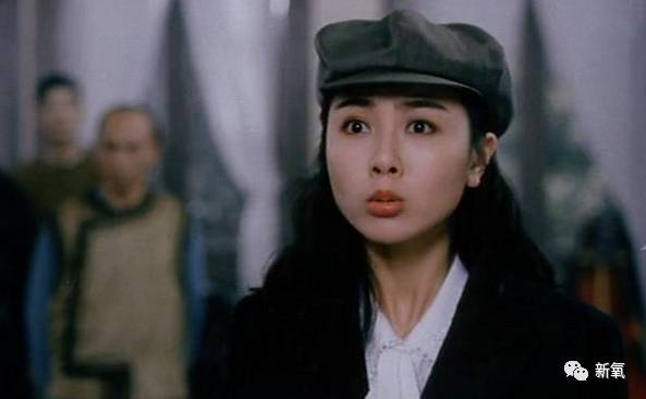 她因厌食症暴瘦丑成大头娃娃,还爆出了同性恋