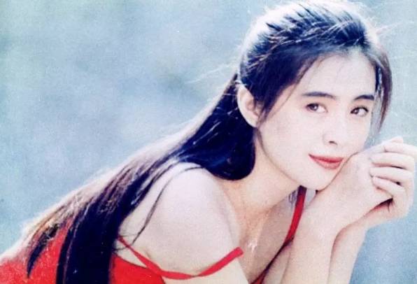 王祖贤两段情都被骂，盛世美颜年逾50却不婚的真相