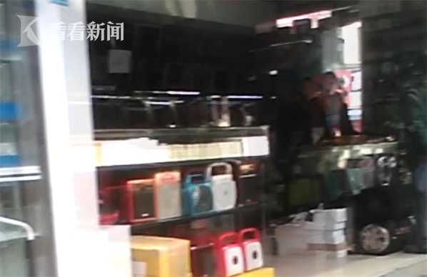 cf6259d9c020abb2fcf17e88c262dc88.jpg 视频|情侣入住酒店竟在房间发现针孔摄像头