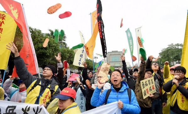 台湾抗议民众向蔡办丢踯拖鞋表达不满。(图片来源:台媒)