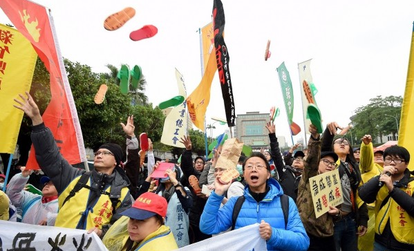 台湾抗议民众向蔡办丢踯拖鞋表达不满。（图片来源：台媒）