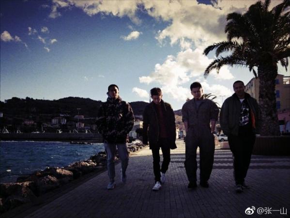 照片中一行四人逆光行走,走路带风,威武霸气