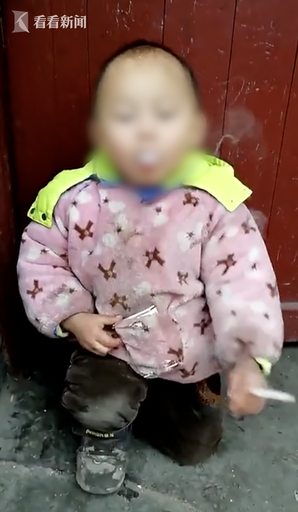 视频|好笑?可笑!4岁留守儿童翘脚抽烟嚼槟榔引