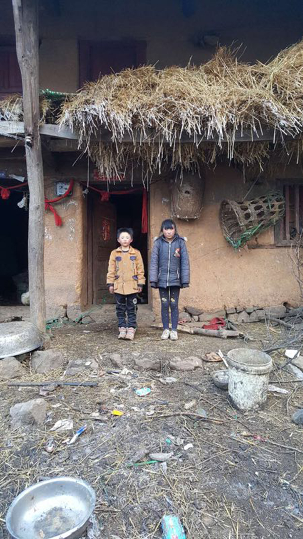 姐弟俩站在房前。 本文图片 受访者：王刚奎 供图