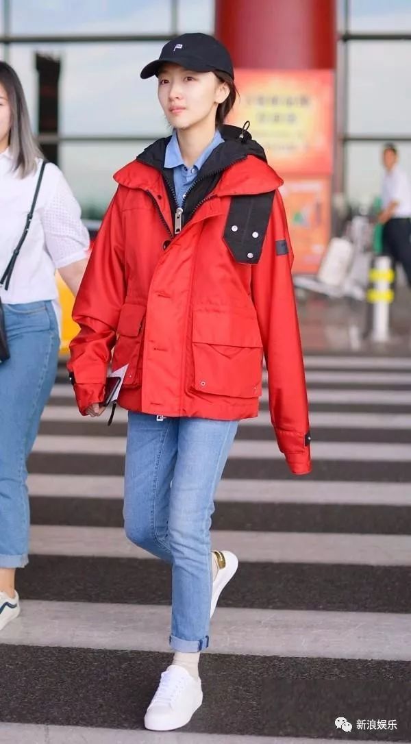 天冷怎么办？贵圈明星告诉你今年流行穿两件大衣出门