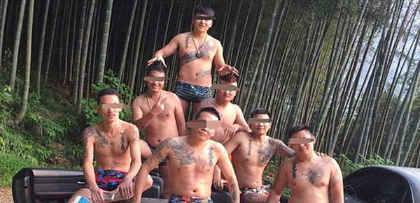 澎湃新闻:金华涉黑团伙18人被公诉：成员统一纹身，还有“帮规帮歌”