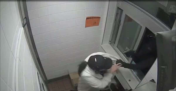 惊!美持枪劫匪夺窗而入抢走麦当劳收银机|劫匪