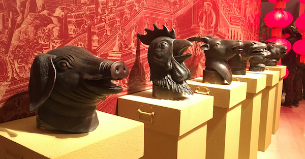 展览现场圆明园十二生肖兽首(复制品)