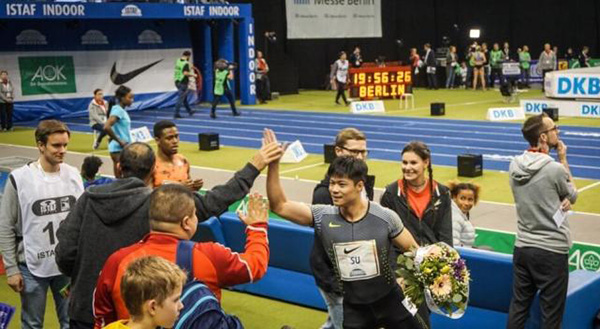 苏炳添与团队鼓掌相庆。