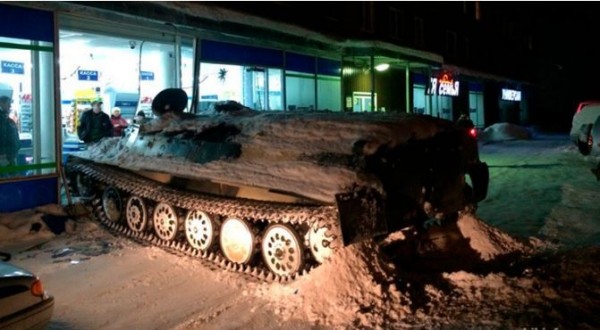 俄罗斯男子竟然开着装甲车闯超市抢酒（资料图）