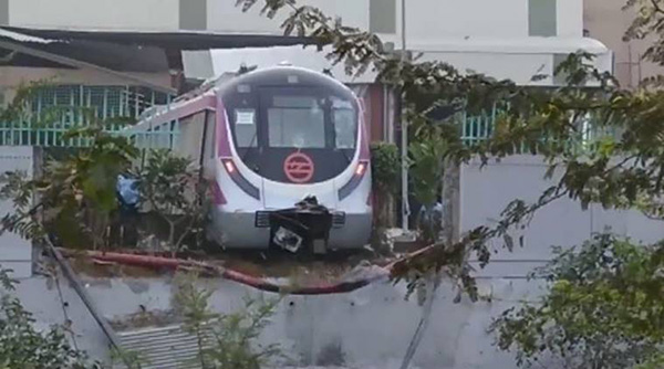 印无人驾驶地铁试运行破墙而出 莫迪本要参加