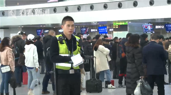 视频|美女整容后与身份证不像登机被拒:警察带