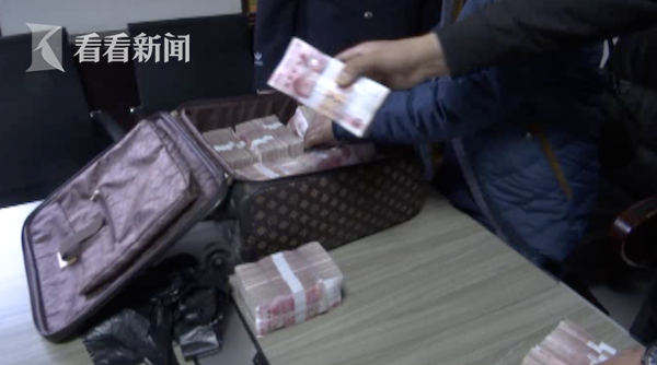 视频|男子携百万现金坐大巴 下车时粗心错拿他