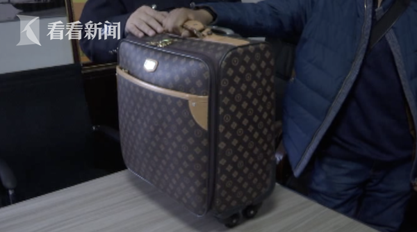 视频|男子携百万现金坐大巴 下车时粗心错拿他