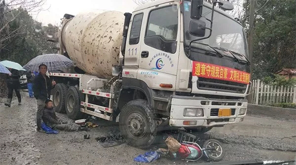 澎湃新闻:杭州两周连发5起工程车轧人事故，讨薪民工途中被撞左腿骨折