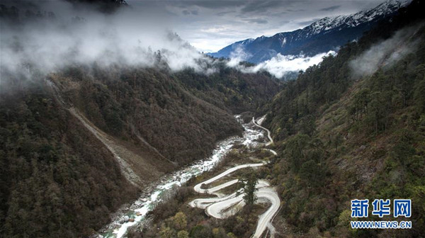 　崇山峻岭竖立巍巍铁塔，悬崖深涧架起悬索大桥，茫茫戈壁建成光伏电站、千年冻土修筑高原天路……一项项刷新世界纪录的大国工程，传递着民生温度。图为鸟瞰西藏墨脱公路（3月30日摄）。新华社记者普布扎西摄