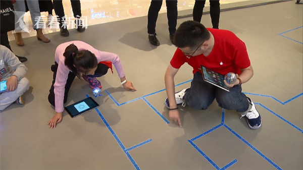 视频|蒂姆·库克现身环贸苹果店 与听障孩子互