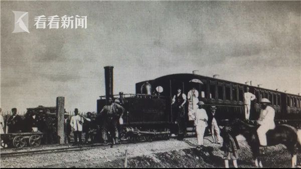 铁路上海站迎今年第一亿名旅客乘坐火车离沪 