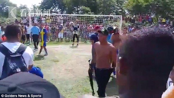 视频|巴西球员罚点球球迷拿着AK-47冲锋枪督阵