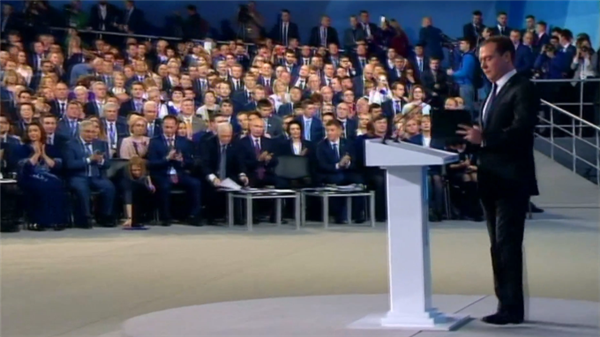 视频|俄罗斯:普京和防长红场打冰球 执政党表态