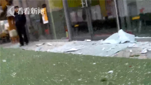 视频｜银泰城突发爆炸玻璃碎一地 记者赶赴现场却遭保安拦截抢摄像机