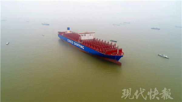 甲板堪比4个足球场!长江史上尺度最大船舶下水