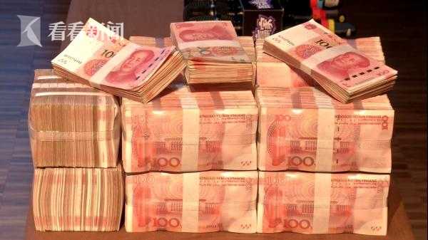 现金103万堆放在一起