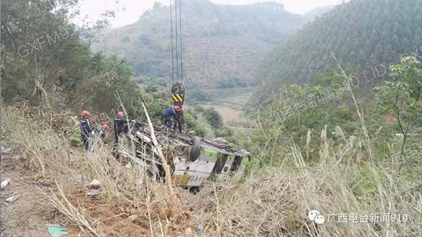 广昆高速追尾翻车事故已致4死 客车车头损毁(图