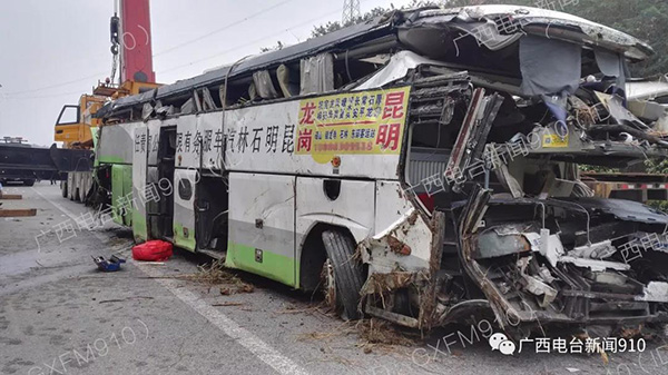 广昆高速追尾翻车事故已致4死 客车车头损毁(图