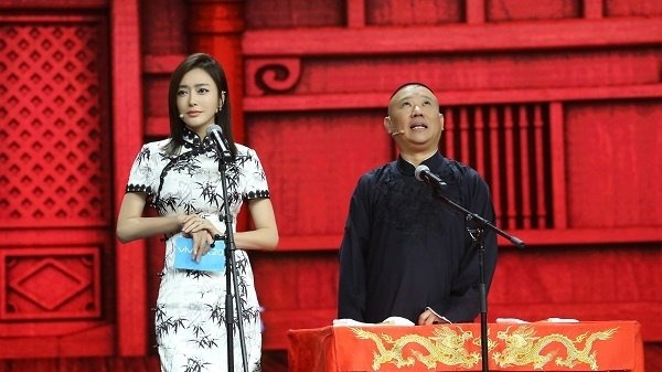 郭德纲秦岚搭档说相声 节目内容疑似暗讽侯耀