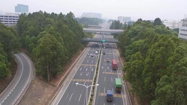 深圳第二条HOV车道设在梅观高速，行驶汽车内须