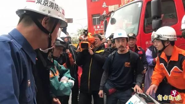 ▲日本专家团携带2台深层生命探测仪到台湾支援。(台湾《自由时报》)