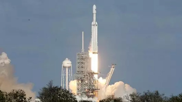 “重型猎鹰”（Falcon Heavy）火箭于北京时间2月7日凌晨首飞成功